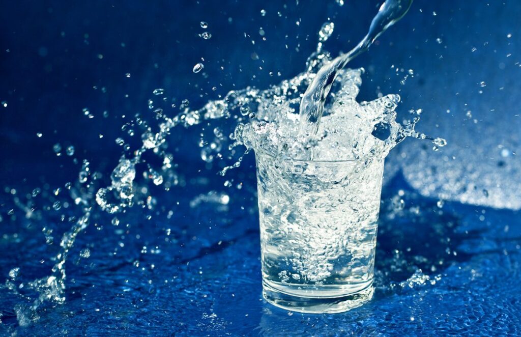 Полезно ли пить воду натощак